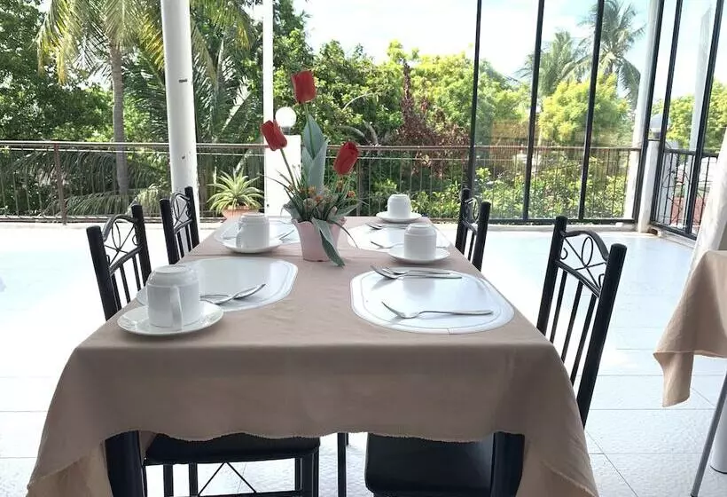 Aamiaismajoitus (B&B) Luna Oslob Travellers Inn