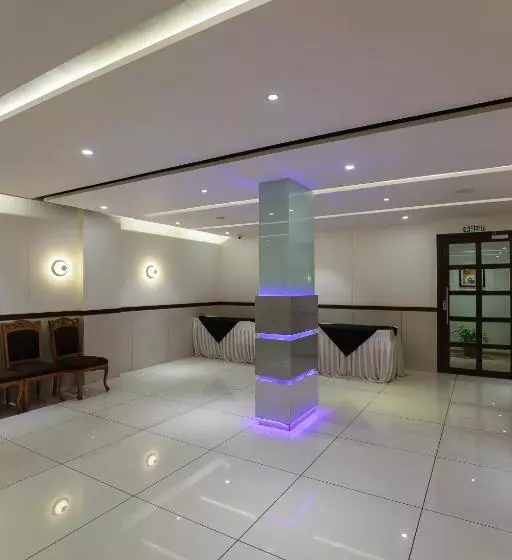هتل Ashray Inn Express