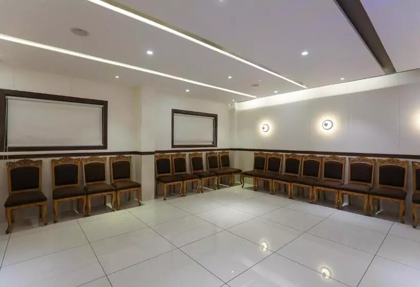 هتل Ashray Inn Express