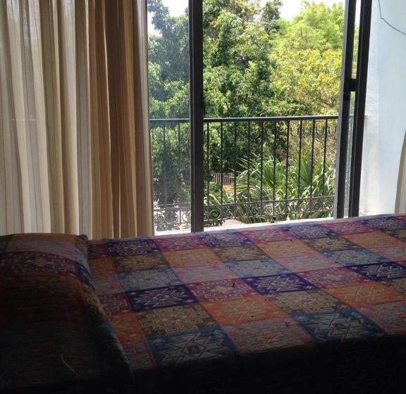 هتل Flamingos Colima