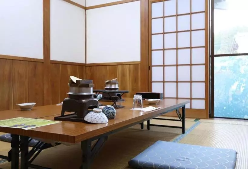 旅館 Minshuku Shiroyama