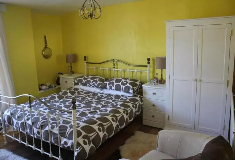 تختخواب و صبحانه The Olde House