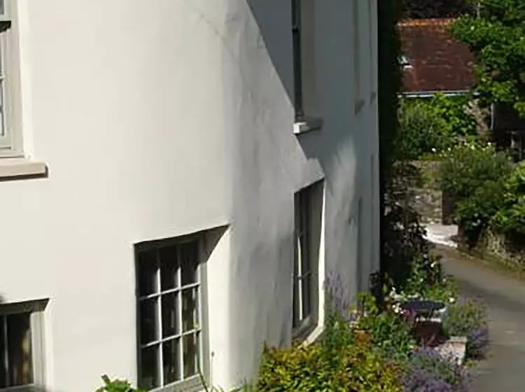 تختخواب و صبحانه The Tall House
