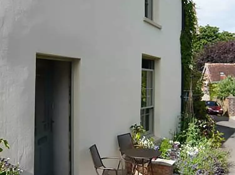 تختخواب و صبحانه The Tall House