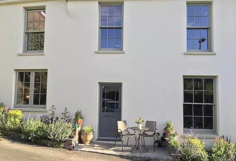 تختخواب و صبحانه The Tall House