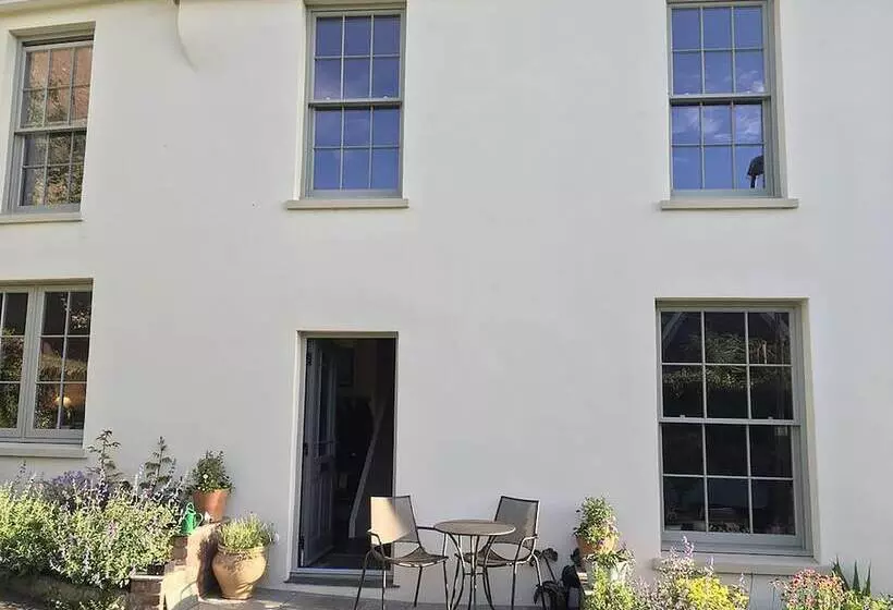 تختخواب و صبحانه The Tall House