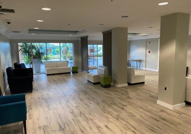 هتل The Grand Caymanian Resort