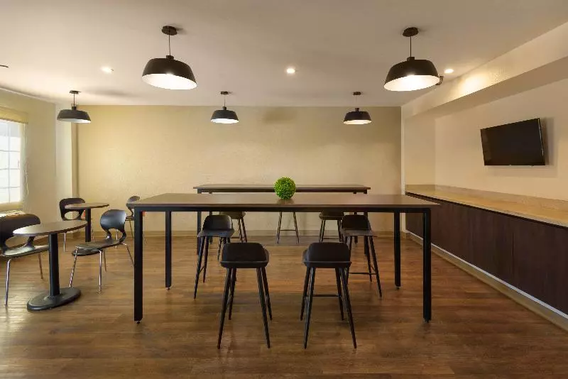 هتل Extended Suites Tijuana Macroplaza