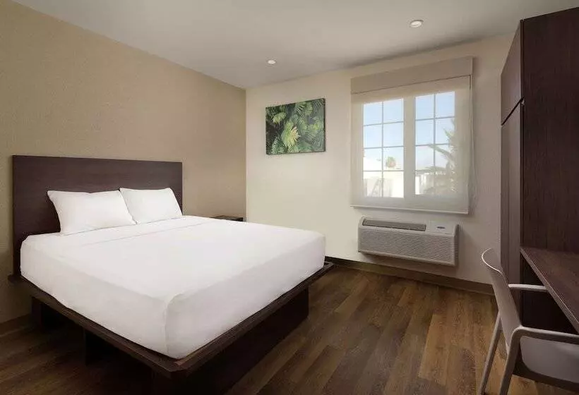 هتل Extended Suites Tijuana Macroplaza