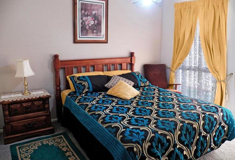 تختخواب و صبحانه The Spanish Guesthouse For Rooms Only