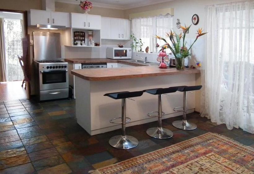 تختخواب و صبحانه The Spanish Guesthouse For Rooms Only