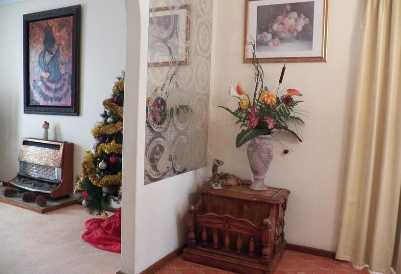 تختخواب و صبحانه The Spanish Guesthouse For Rooms Only