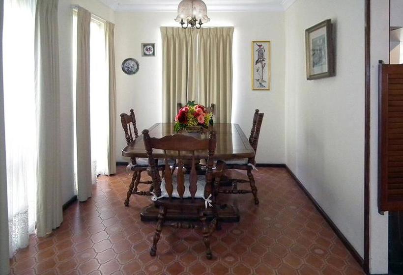 تختخواب و صبحانه The Spanish Guesthouse For Rooms Only