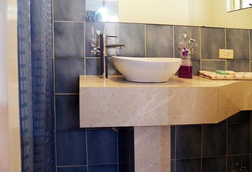 تختخواب و صبحانه The Spanish Guesthouse For Rooms Only