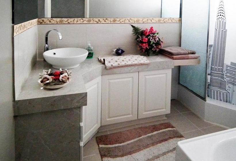 تختخواب و صبحانه The Spanish Guesthouse For Rooms Only