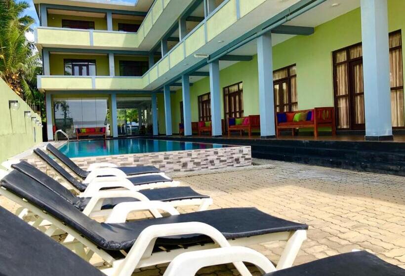 فندق Serenade Beach