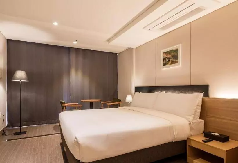 Hotelli The First Stay