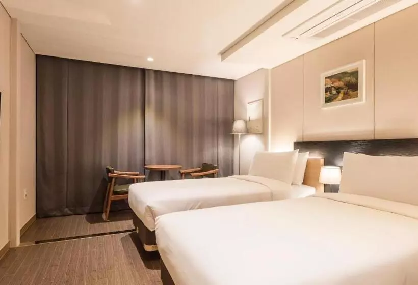 Hotelli The First Stay