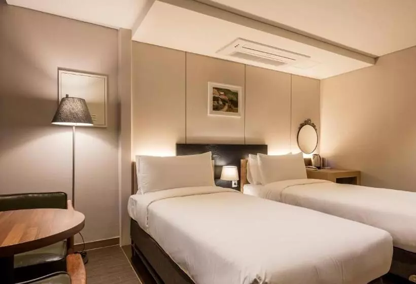 Hotelli The First Stay