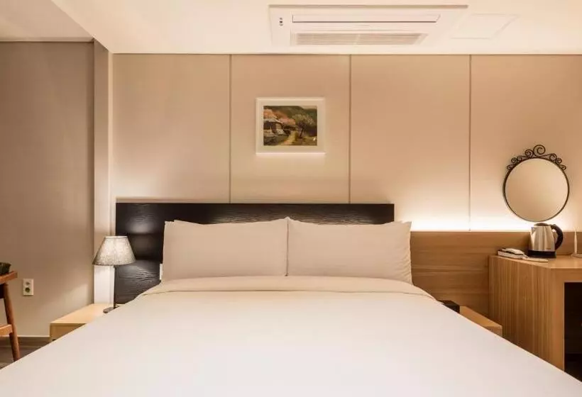 Hotelli The First Stay