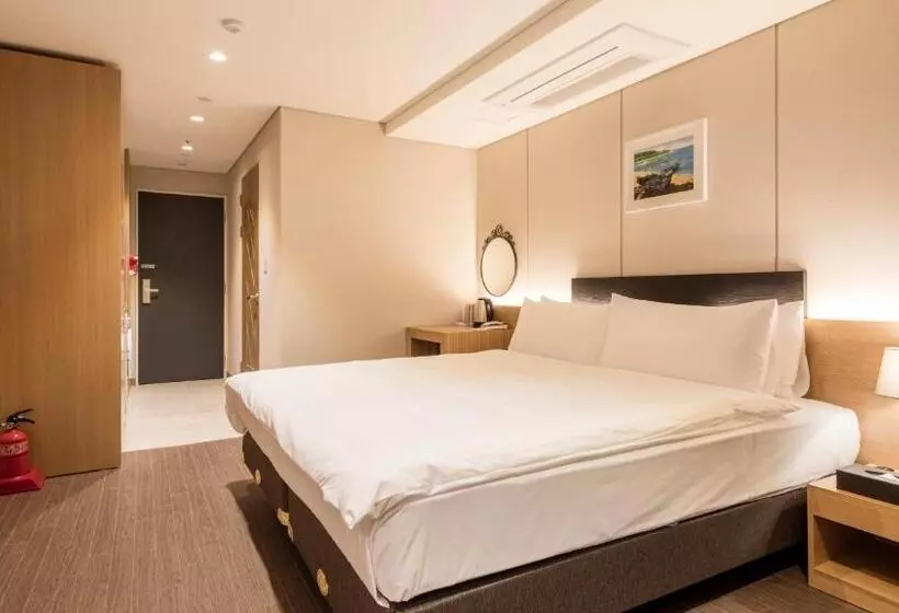Hotelli The First Stay