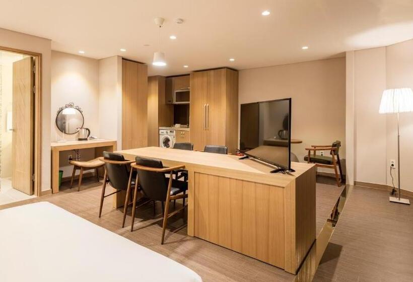 בית מלון כפרי The First Stay