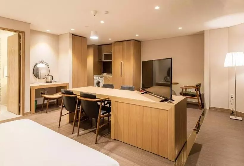 Hotelli The First Stay