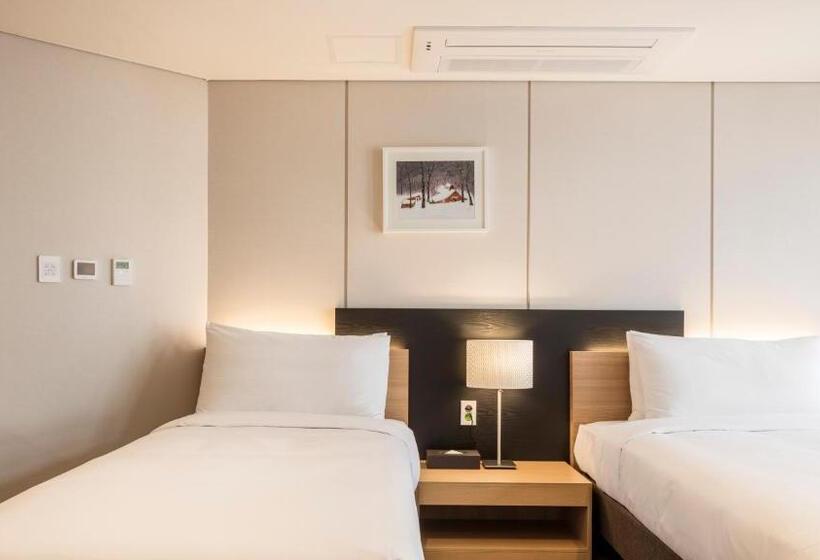 בית מלון כפרי The First Stay