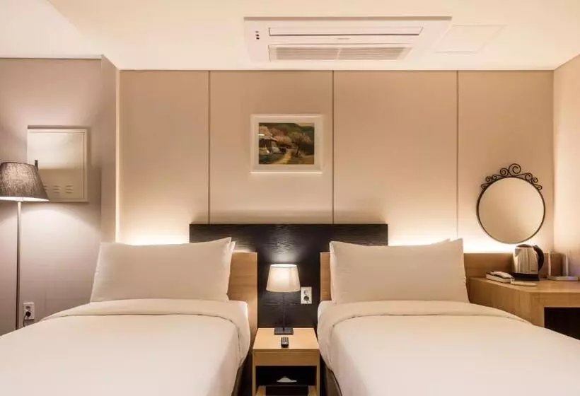 Hotelli The First Stay