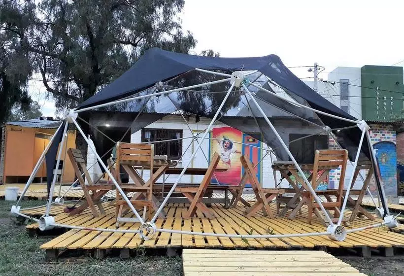 تختخواب و صبحانه La Cúpula Hostel & Camping