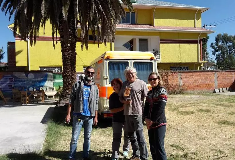 تختخواب و صبحانه La Cúpula Hostel & Camping