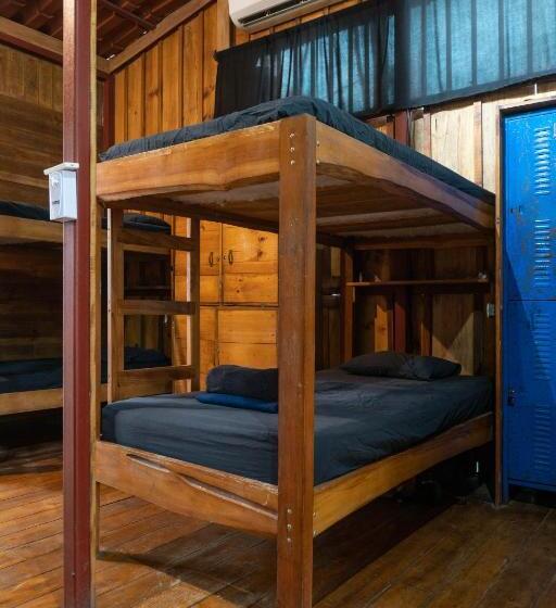 هتل Burnt Toast Surfcamp