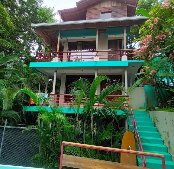 هتل Burnt Toast Surfcamp