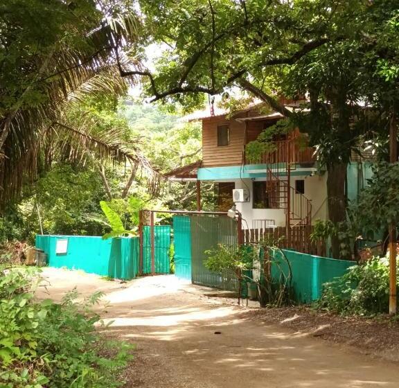 هتل Burnt Toast Surfcamp