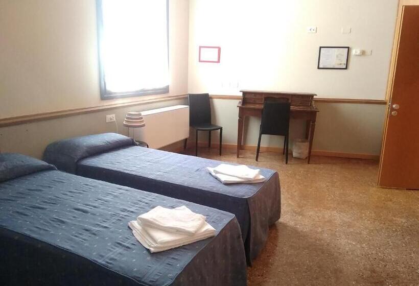 هاستل Foresteria Valdese Venezia