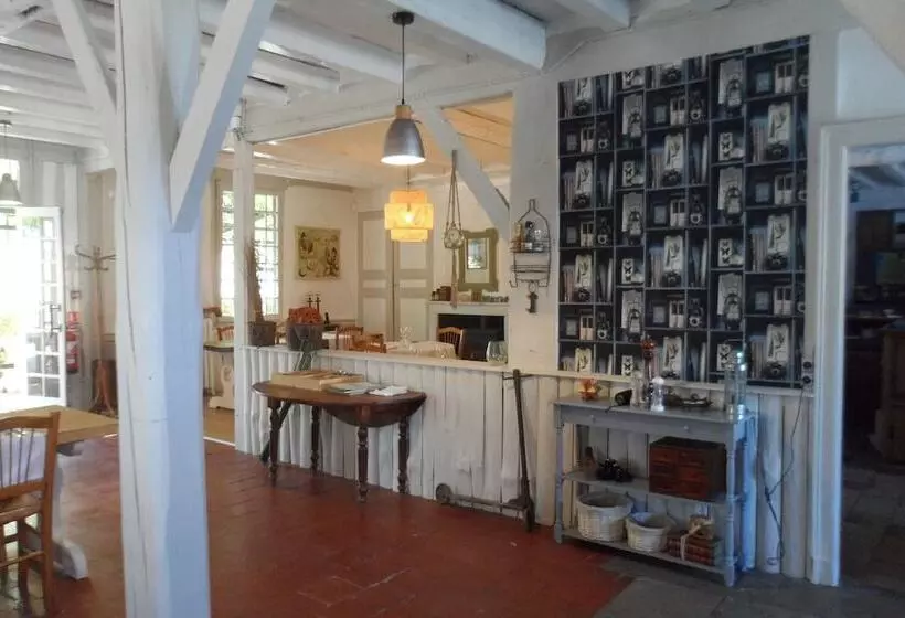 Hotelli Hôtel Et Restaurant Traditionnel L  Escalandes