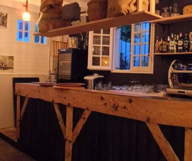 Hotelli Hôtel Et Restaurant Traditionnel L  Escalandes