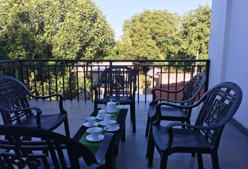 Bed & Breakfast Seasons Villa Sigiriya, Sri Lanka