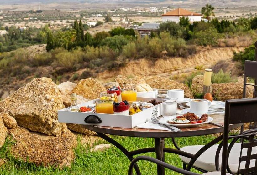 هتل Boutique Hideaway Cortijo El Sarmiento