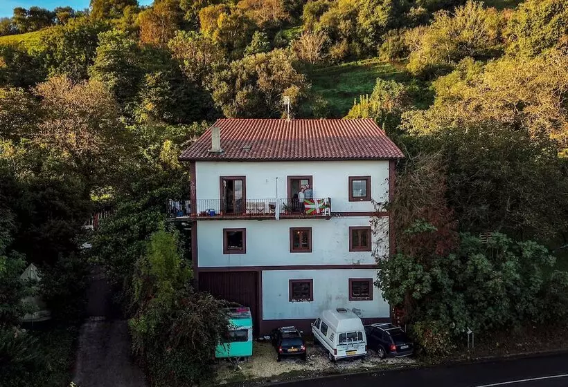 ベッドアンドブレックファースト Surf Camp San Sebastian Partyhostel