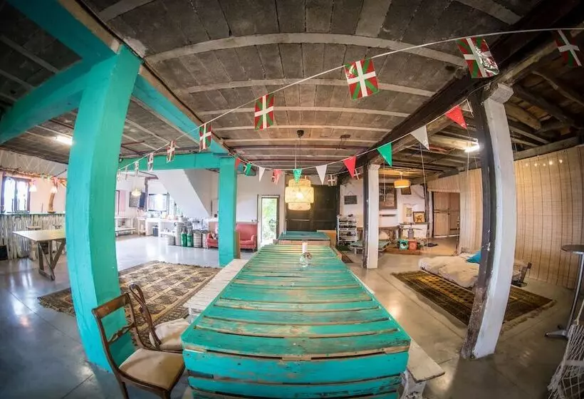ベッドアンドブレックファースト Surf Camp San Sebastian Partyhostel