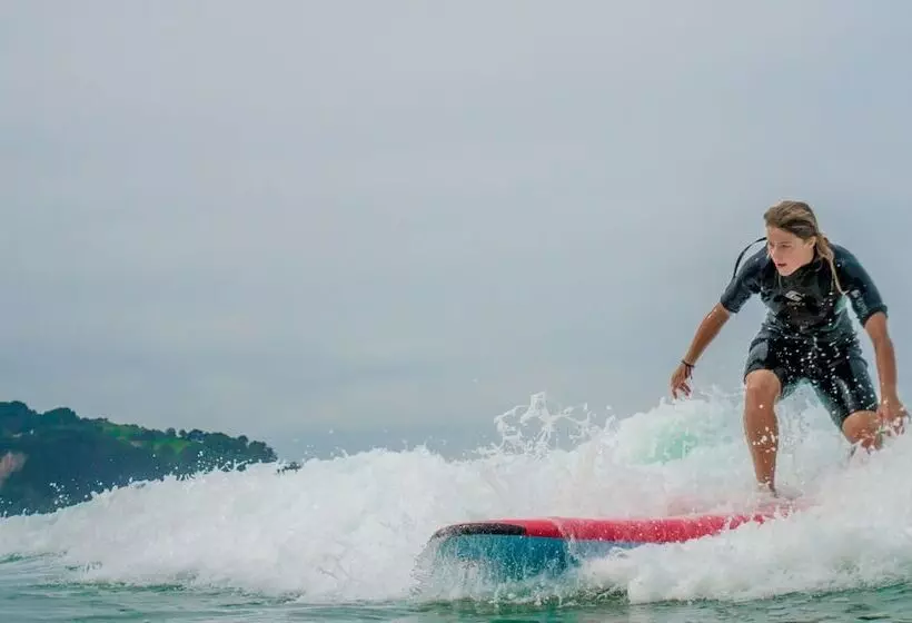 ベッドアンドブレックファースト Surf Camp San Sebastian Partyhostel