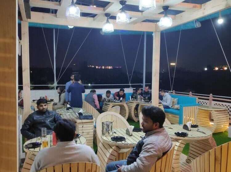 הוסטל Moustache Agra