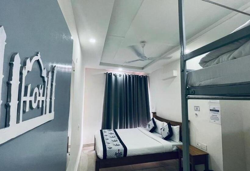 הוסטל Moustache Agra