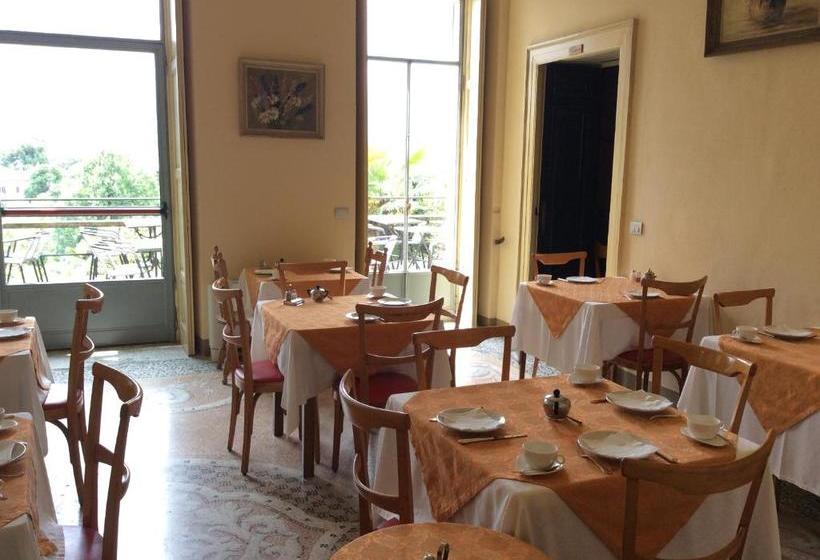 هتل Villa Della Quercia