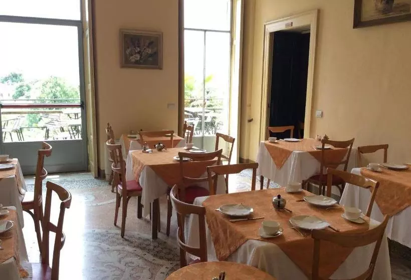هتل Villa Della Quercia