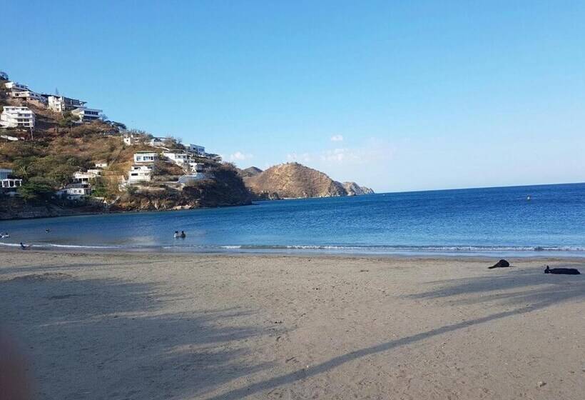 هاستل Hostal Dumbira