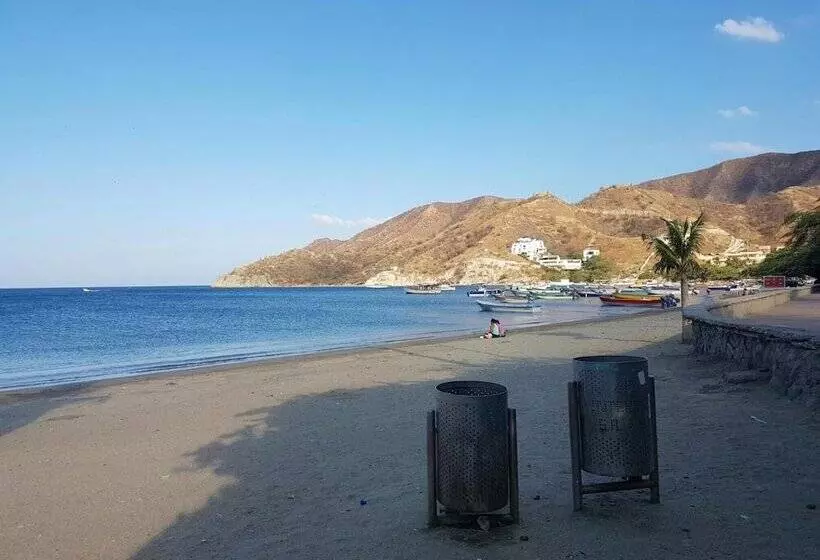 ユースホステル Hostal Dumbira