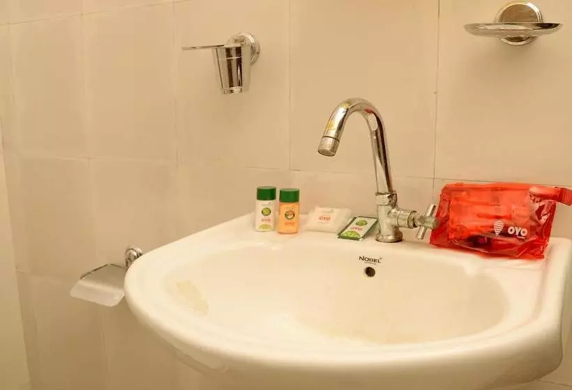 ホテル Oyo Room Nims Kukas