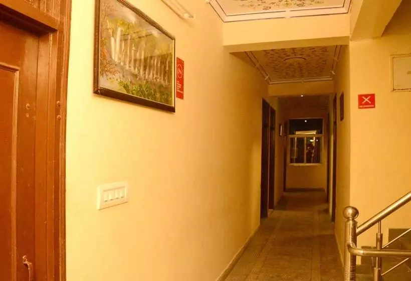 ホテル Oyo Room Nims Kukas